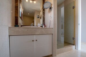 Kombination af bruser/badekar, hårtørrer, bidet, håndklæder