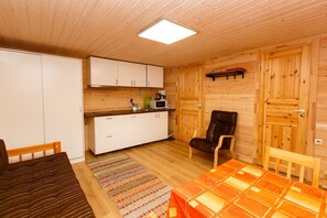 雪櫃、微波爐、咖啡機/沖茶器、廚房用具/餐具/器皿