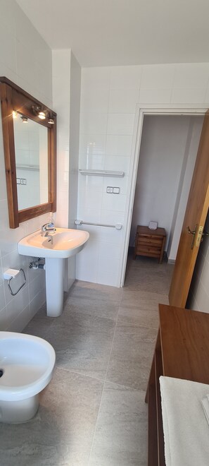 Ensemble douche/baignoire, bidet, serviettes fournies, papier toilette