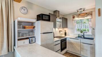 Kühlschrank, Mikrowelle, Ofen, Geschirrspüler