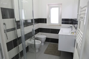 Shower, hair dryer, bidet, towels - Happy House on two levels (Ragusa)