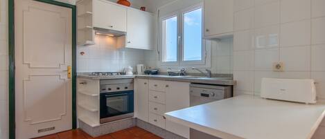 Een koelkast, een magnetron, een oven, een kookplaat