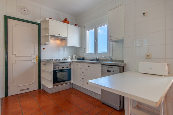 Frigorífic, microones, forn i placa de cuina 