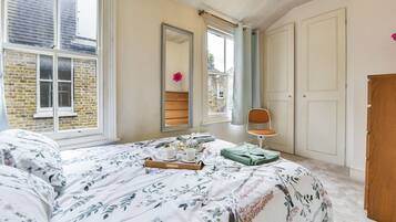 3 bedrooms, desk, iron/ironing board, WiFi