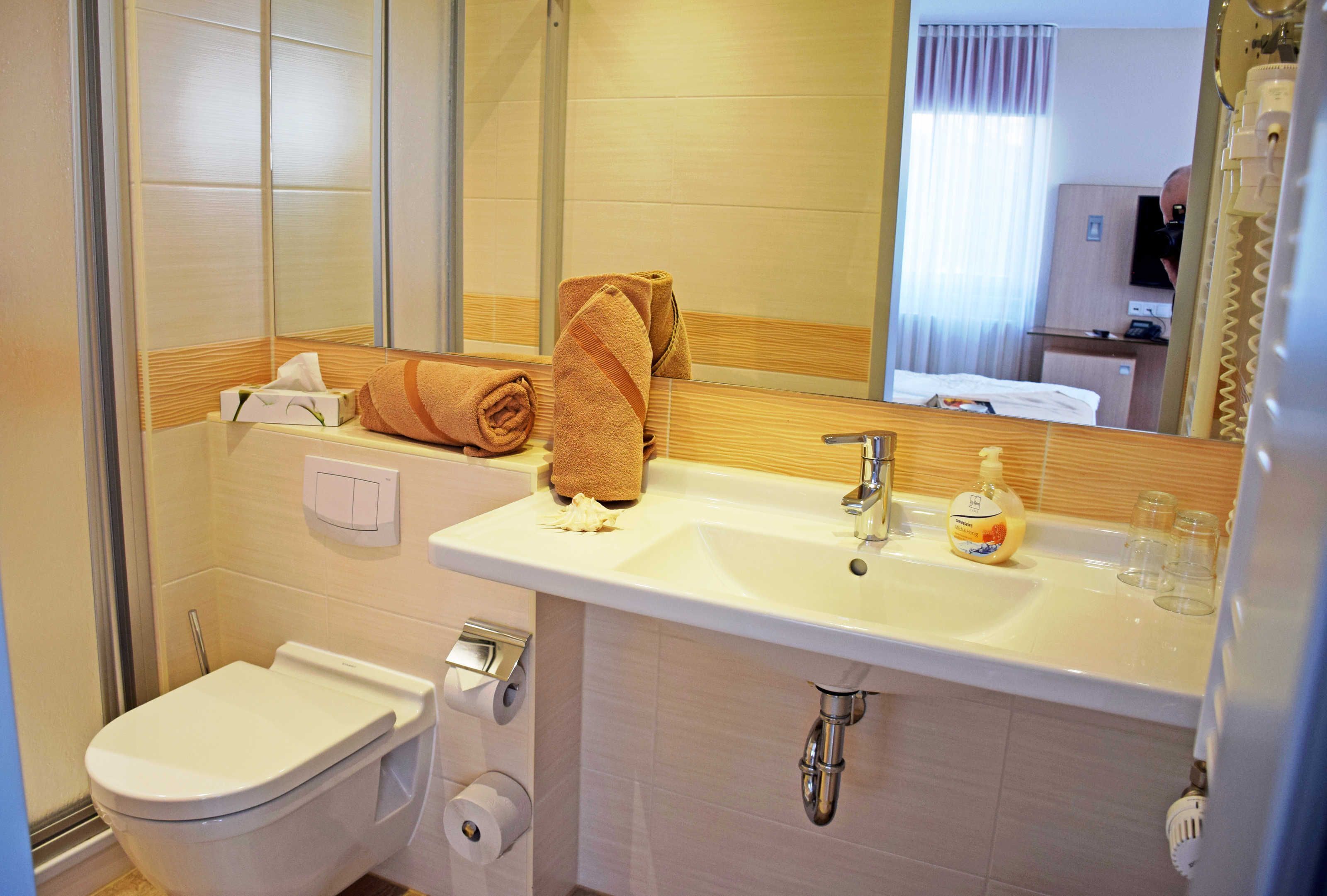 Dusche, Haartrockner, Handtücher