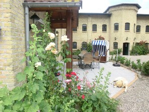 Outdoor dining - Apartment courtyard - Ferienhof Börsby - Apartment courtyard (Pommerby)