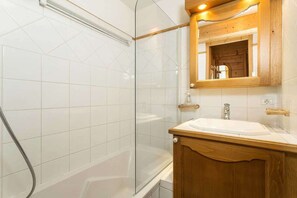 Ensemble douche/baignoire, sèche-cheveux, serviettes fournies