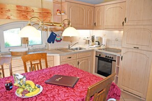 Jääkaappi, mikroaaltouuni, uuni, astianpesukone