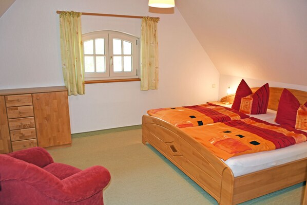 2 bedrooms, travel cot, WiFi, bed sheets