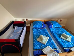 2 室のベッドルーム、セーフティボックス (室内)、アイロン / アイロン台、旅行用ベビーベッド