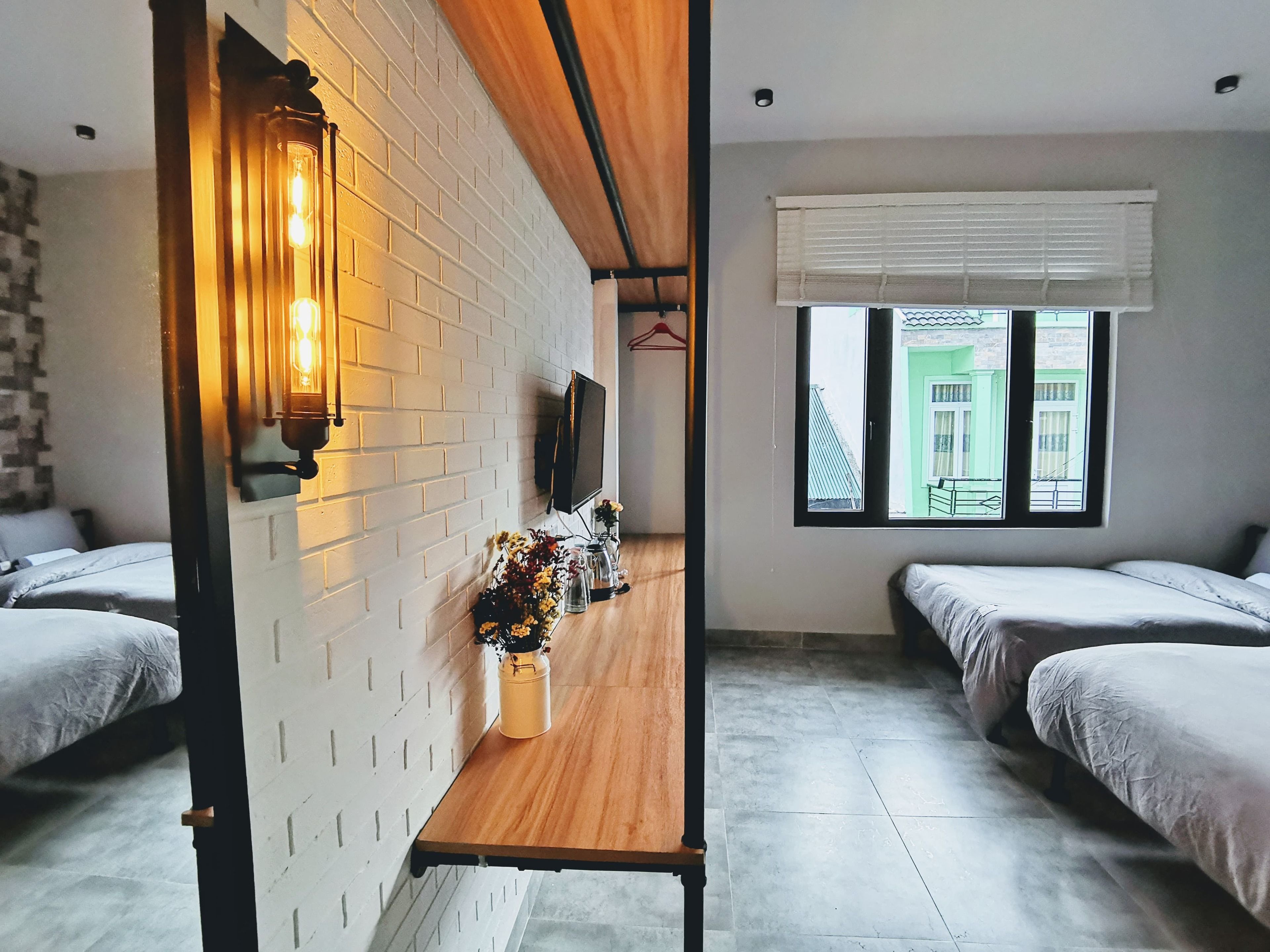 مكتب ومساحة عمل للكمبيوتر المحمول وواي فاي مجانًا وملاءات أسرّة