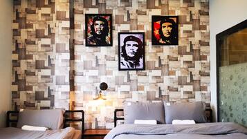 Family Room | Desk, laptop workspace, free WiFi, bed sheets