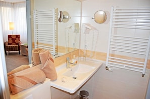 Unclassified image, 4 of 24, button - Double room classic B 49 - Appartementhaus Sellin (Sellin)