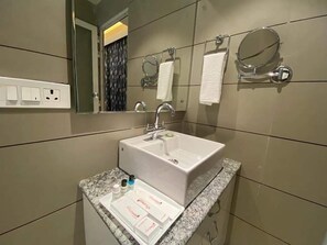 Kamar Double Deluks | Kamar mandi | Shower