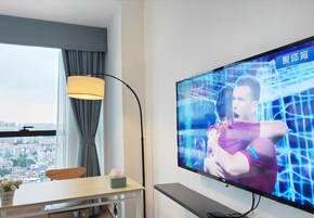 古城景观豪华大床房(8 至 21 楼) | 办公桌、遮光窗帘、熨斗/熨板、免费 WiFi