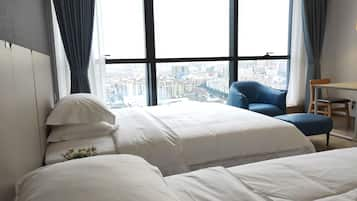 ห้องดีลักซ์ทวิน (8th to 22nd Floor) | โต๊ะทำงาน, ผ้าม่านกันแสง, เตารีด/โต๊ะรีดผ้า, Wi-Fi ฟรี