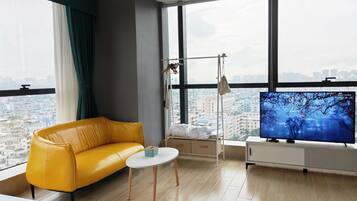 Escritorio, cortinas blackout y tabla de planchar con plancha