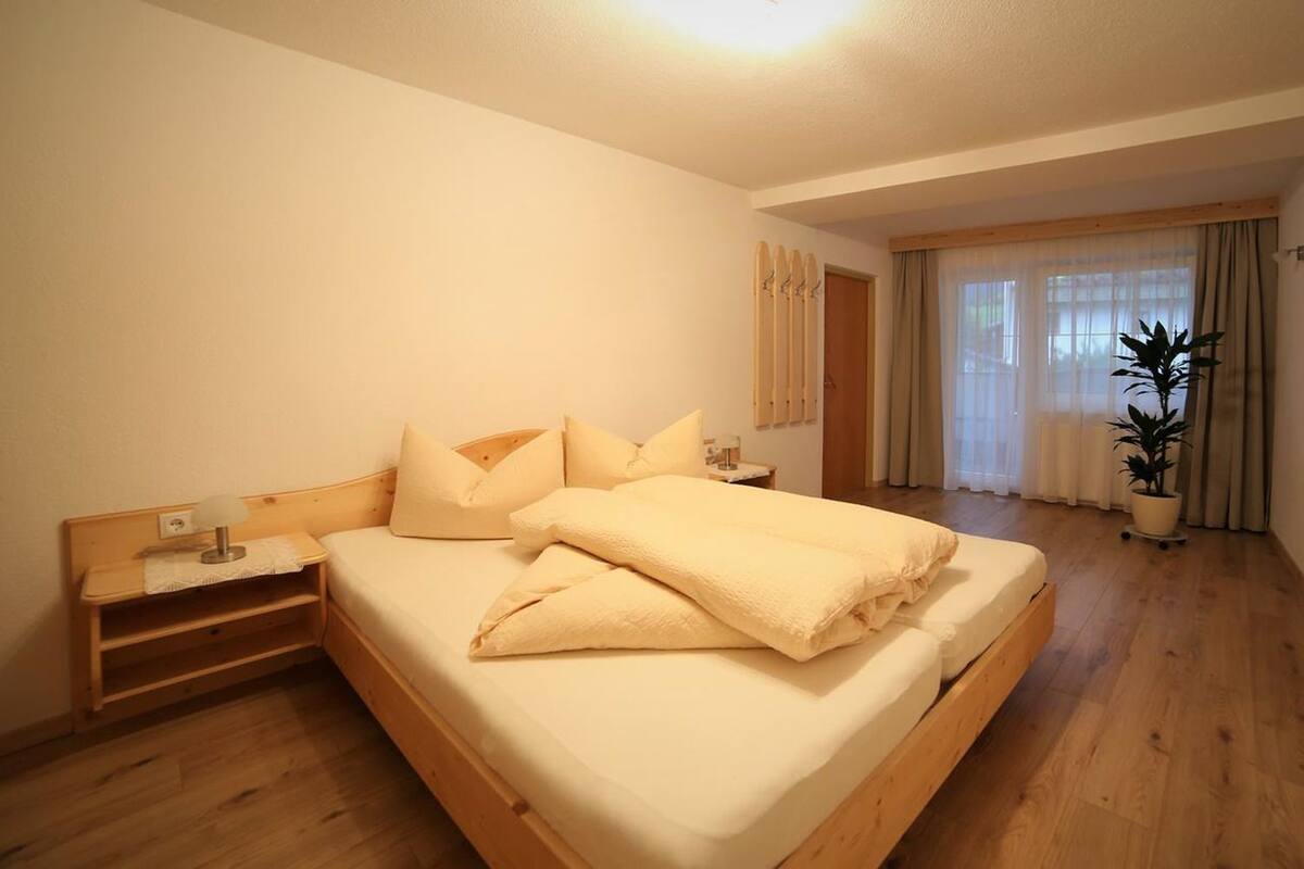 2 Schlafzimmer, Schreibtisch, schallisolierte Zimmer, kostenloses WLAN