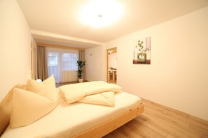 2 bedrooms, desk, soundproofing, free WiFi