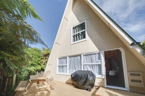 Front of property - Awesome 3 bed Rotorua Lake House (Rotorua)