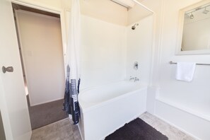 Ferienhaus, 3 Schlafzimmer | Badezimmer | Duschwanne, Komfortbadewanne, kostenlose Toilettenartikel, Haartrockner