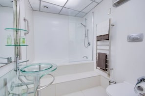 Apartment, 2 Schlafzimmer | Badezimmer | Duschwanne, Komfortbadewanne, kostenlose Toilettenartikel, Haartrockner