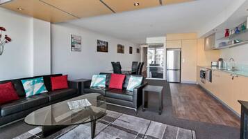 Apartemen, 2 kamar tidur | Area keluarga | TV LED