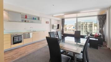 Apartemen, 2 kamar tidur | Makan di kamar