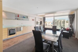 Apartemen, 2 kamar tidur | Makan di kamar