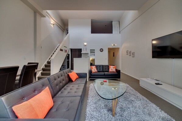 Apartamento, 2 habitaciones | Zona de estar | Una televisión LED, Netflix