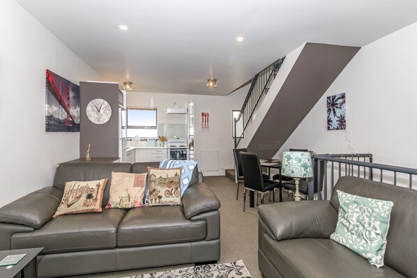 Apartment, 2 Schlafzimmer | Wohnbereich | LED-Fernseher, Netflix