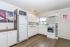 Apartment, 2 Schlafzimmer | Eigene Küche | Großer Kühlschrank, Mikrowelle, Ofen, Herdplatte