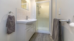 Appartement, 2 slaapkamers | Badkamer | Een douche, gratis toiletartikelen, een haardroger, handdoeken