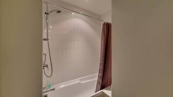 Apartemen, 2 kamar tidur | Kamar mandi | Kombinasi shower/bathtub, bathtub besar, dan perlengkapan mandi gratis