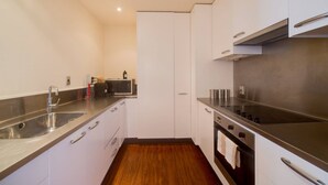 Departamento, 2 habitaciones | Cocina privada | Cafetera y tetera, refrigerador con congelador, microondas y horno 