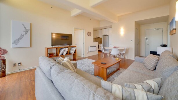 Departamento, 2 habitaciones | Área de sala de estar | Televisión LED 