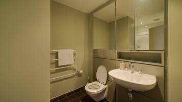 Apartment, 2 Bedrooms | Bathroom | Combined shower/bathtub, deep-soaking bathtub, free toiletries