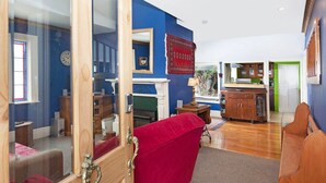 Unclassified image, 3 of 16, button - Central Christchurch Cottage (Christchurch)
