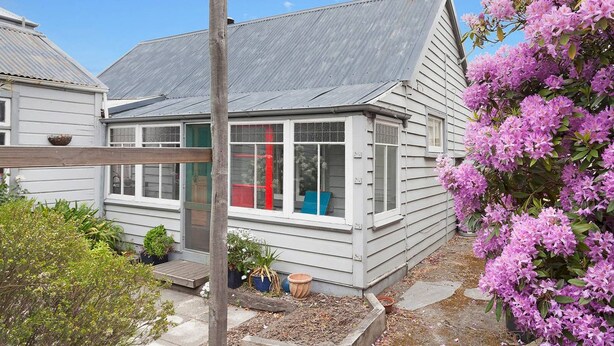 Unclassified image, 1 of 16, button - Central Christchurch Cottage (Christchurch)