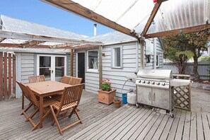 BBQ/picnic area - Central Christchurch Cottage (Christchurch)