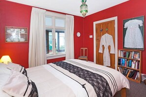 Nhà, 2 phòng ngủ | 2 phòng ngủ, bàn, bàn ủi/dụng cụ ủi quần áo 