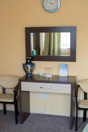 Minibar, safe på rommet, skrivebord og blendingsgardiner