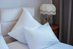 มินิบาร์, ตู้นิรภัยในห้องพัก, โต๊ะทำงาน, ผ้าม่านกันแสง