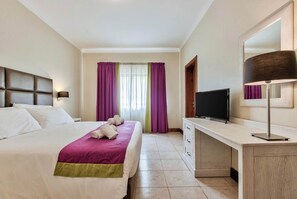 3 soverom, skrivebord, strykejern/-brett og reiseseng for barn