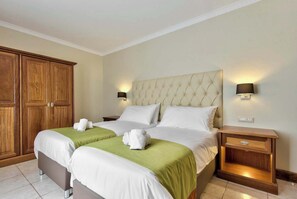 3 bedrooms, desk, iron/ironing board, travel crib