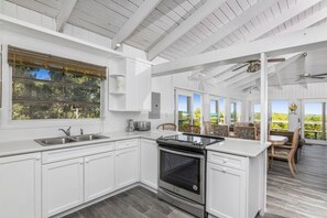 House, 3 Bedrooms | Private kitchen | Full-size fridge, microwave, oven, stovetop - Palmetto Palms (George Town)
