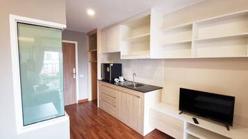 Full-sized fridge, microwave, stovetop, cookware/dishes/utensils