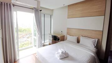 Ruang kerja ramah laptop, Wi-Fi gratis, dan seprai linen