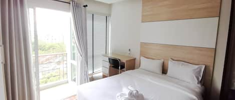 Ruang kerja ramah laptop, Wi-Fi gratis, dan seprai linen