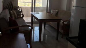 Comfort appartement, 1 slaapkamer | Woonruimte | Een 102-inch ledtelevisie met satellietzenders en televisie